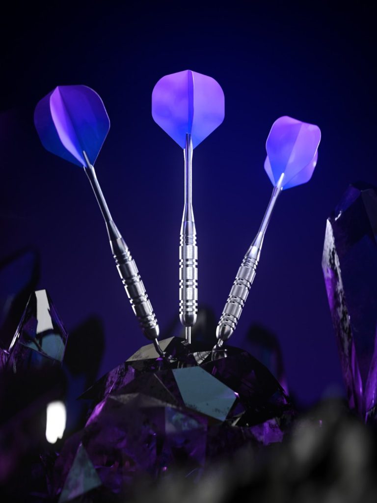 Drei Darts mit blauen Spitzen stecken in lila Kristallen. 3D Render.