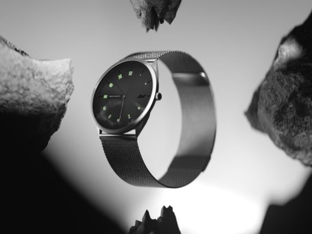 Elegante Armbanduhr mit schwarzem Ziffernblatt und grün leuchtenden Markierungen. 3D Visualisiert.