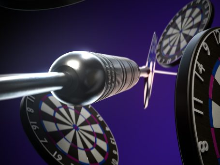 Pfeil trifft ein Dartboard, Hintergrund in lila Tönen. 3D Render.