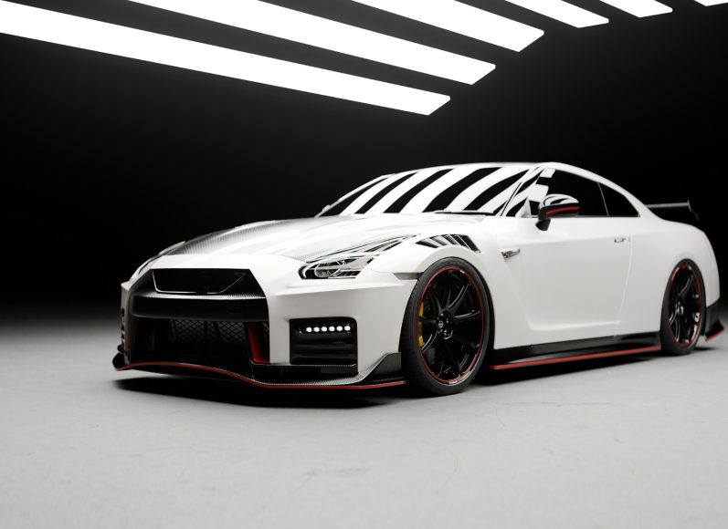 Weißes Sportauto Nissan GT-R mit schwarzem Zierleiste in einem modernen Ausstellungsraum. 3D Render