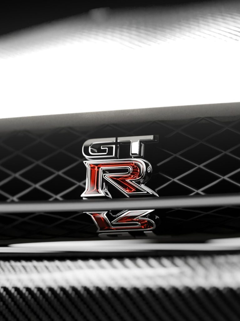 Logo des Nissan GT-R, silber mit rotem "R" auf schwarzem Hintergrund. 3D Visualisiert.